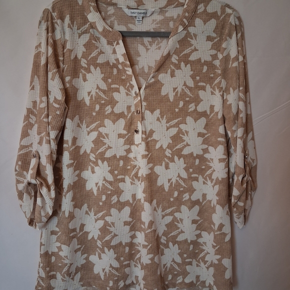 Emily Daniels Tops - Emily Daniels Beige Floral Button-Front Tunic Blouse